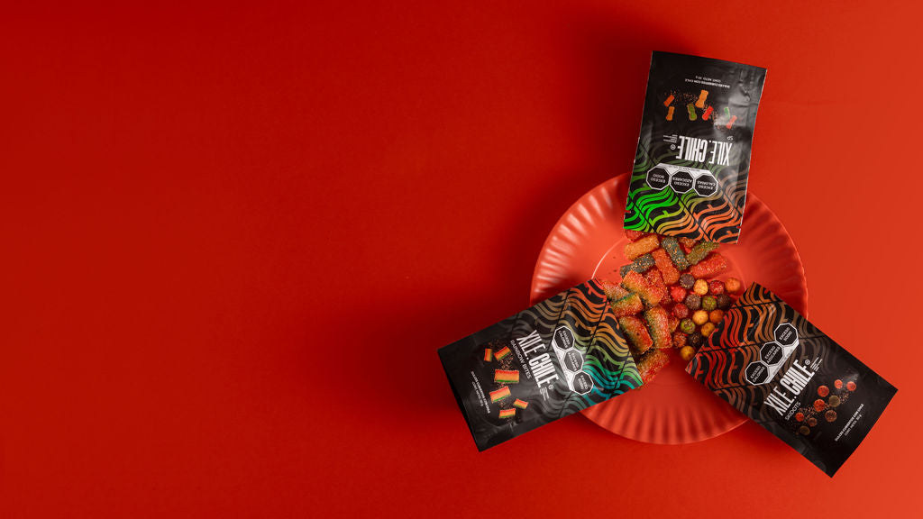 Xile Snack Sampler 50g — Rainbow Bites, SP y Ski Dots sobre plato rojo, top-down